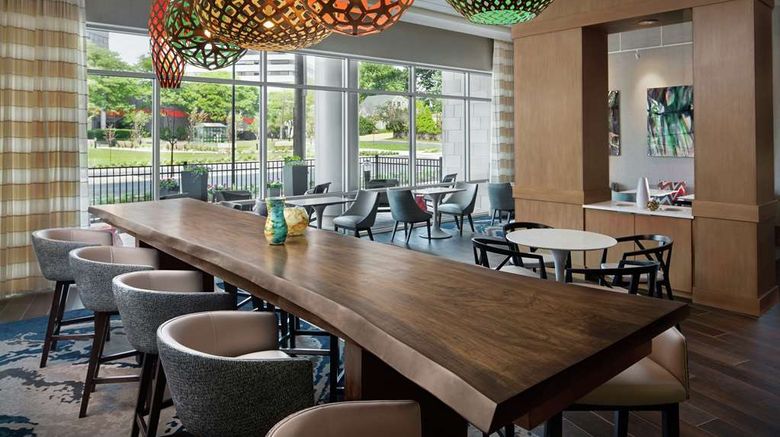 <b>Hampton Inn & Suites Teaneck/Glenpointe Lobby</b>. Images powered by <a href="https://iceportal.shijigroup.com/" title="IcePortal" target="_blank">IcePortal</a>.