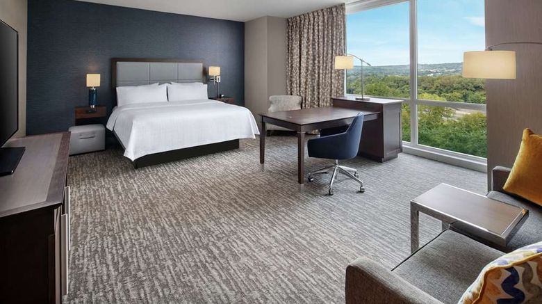 <b>Hampton Inn & Suites Teaneck/Glenpointe Room</b>. Images powered by <a href="https://iceportal.shijigroup.com/" title="IcePortal" target="_blank">IcePortal</a>.