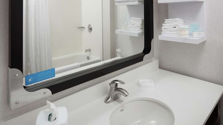 <b>Hampton Inn & Suites Teaneck/Glenpointe Room</b>. Images powered by <a href="https://iceportal.shijigroup.com/" title="IcePortal" target="_blank">IcePortal</a>.