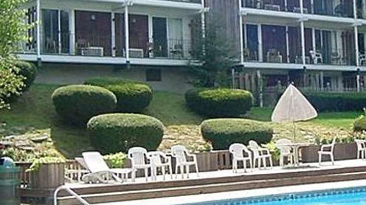 Publick House Historic Inn Suite
