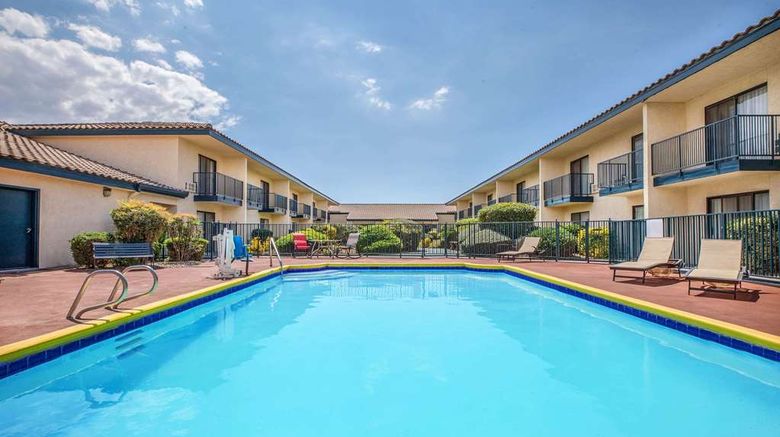 <b>Baymont Inn Tehachapi Pool</b>. Images powered by <a href="https://iceportal.shijigroup.com/" title="IcePortal" target="_blank">IcePortal</a>.
