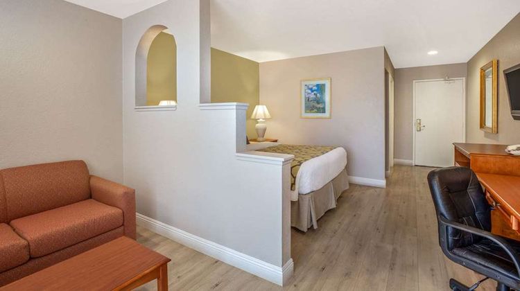 Baymont Inn Tehachapi Suite
