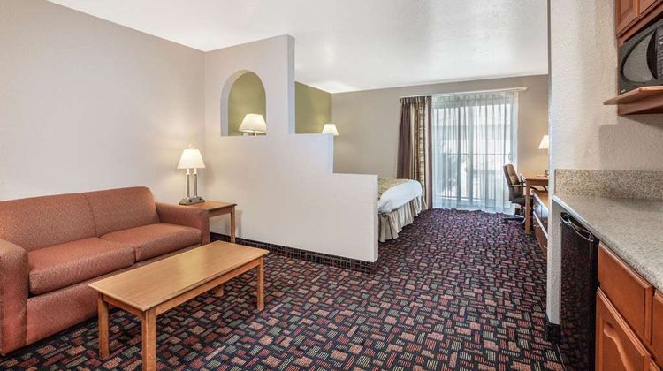 Baymont Inn Tehachapi Suite