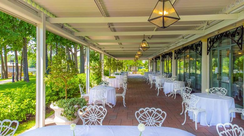 <b>Chateau Vaudreuil Suites Hotel Restaurant</b>. Images powered by <a href="https://iceportal.shijigroup.com/" title="IcePortal" target="_blank">IcePortal</a>.