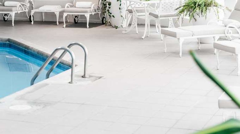 <b>Chateau Vaudreuil Suites Hotel Pool</b>. Images powered by <a href="https://iceportal.shijigroup.com/" title="IcePortal" target="_blank">IcePortal</a>.