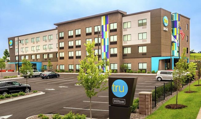 Tru by Hilton Madison West Exterior