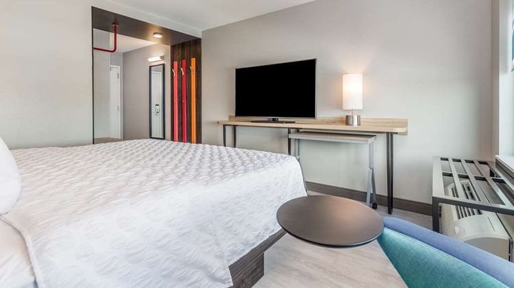 Tru by Hilton Madison West Room