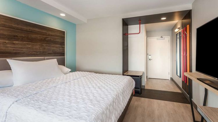 Tru by Hilton Madison West Room