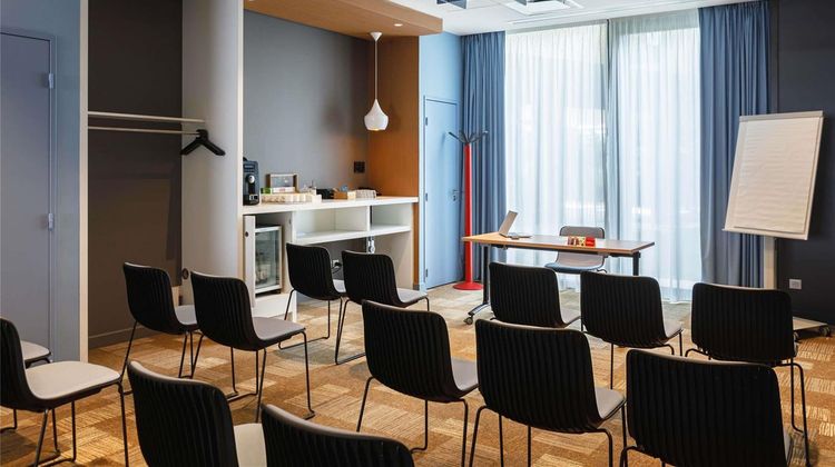 Ibis Lyon Carre de Soie Exterior
