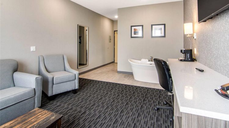 Comfort Inn & Suites North Battleford Suite