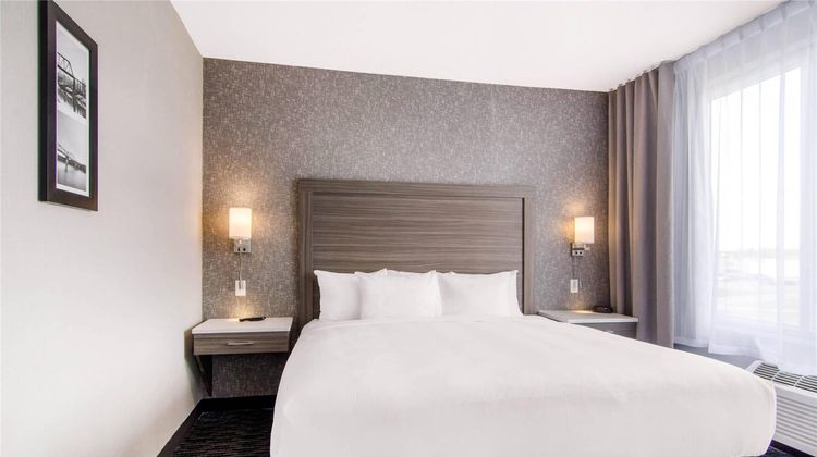 Comfort Inn & Suites North Battleford Suite