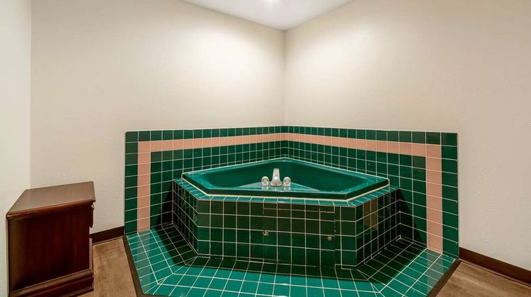 Econo Lodge Franklin Suite