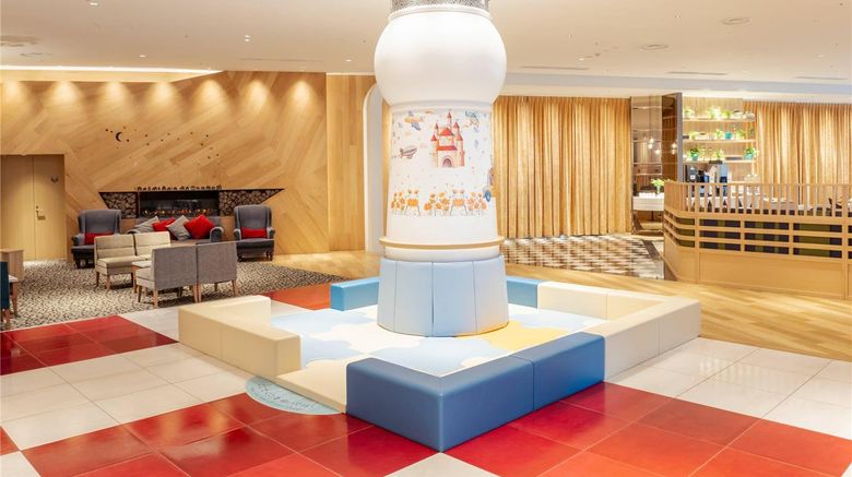<b>Comfort Suites Tokyo Bay Lobby</b>. Images powered by <a href="https://iceportal.shijigroup.com/" title="IcePortal" target="_blank">IcePortal</a>.