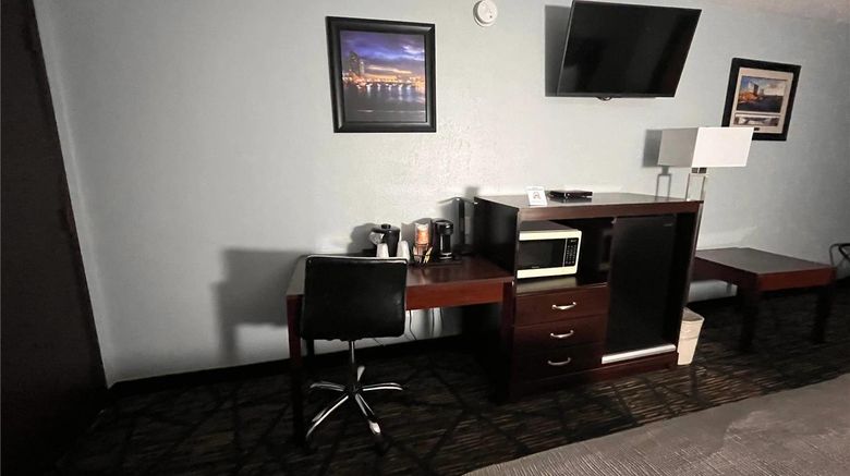<b>Quality Inn Grand Rapids Room</b>. Images powered by <a href="https://iceportal.shijigroup.com/" title="IcePortal" target="_blank">IcePortal</a>.