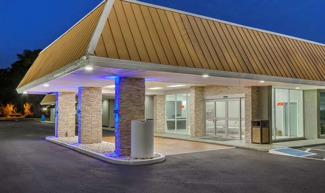 Quality Inn & Suites Pawleys Island Exterior