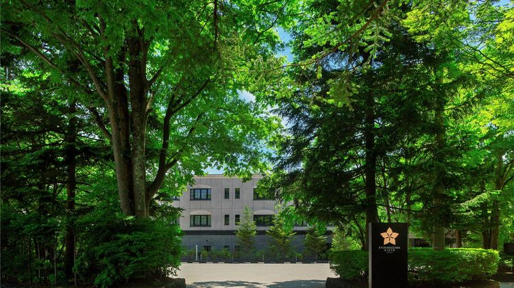 Kyukaruizawa Kikyo, Curio Collection Exterior