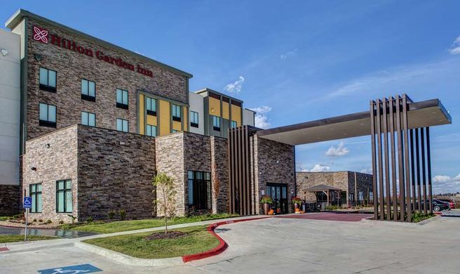 Hilton Garden Inn Topeka Exterior
