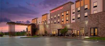 Hilton Garden Inn Topeka Exterior