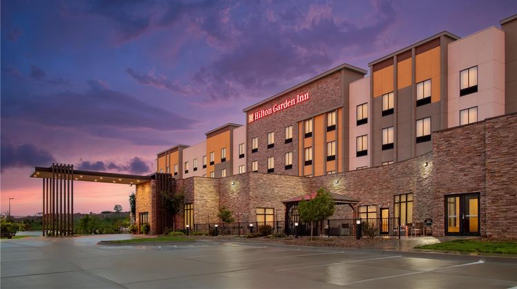 Hilton Garden Inn Topeka Exterior