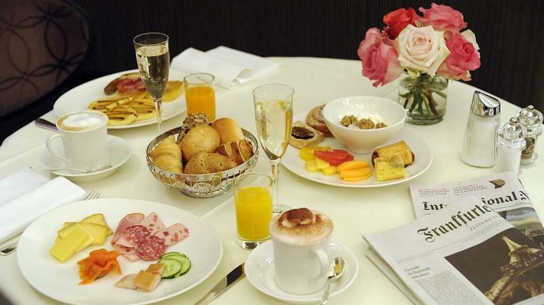<b>Hotel Schweizerhof Luzern Restaurant</b>. Images powered by <a href="https://iceportal.shijigroup.com/" title="IcePortal" target="_blank">IcePortal</a>.