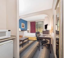 Baymont Inn & Suites Room