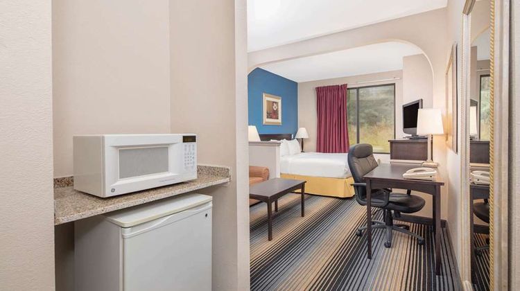 Baymont Inn & Suites Room