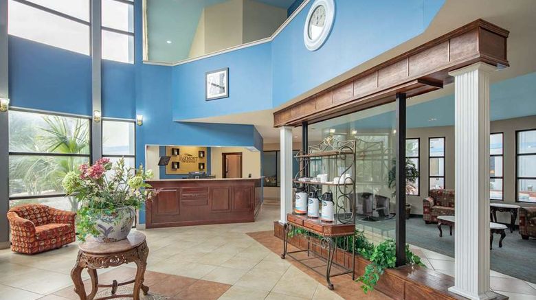 <b>Baymont Inn & Suites Lobby</b>. Images powered by <a href="https://iceportal.shijigroup.com/" title="IcePortal" target="_blank">IcePortal</a>.