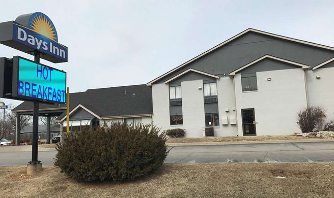 Days Inn by Wyndham Carthage Exterior