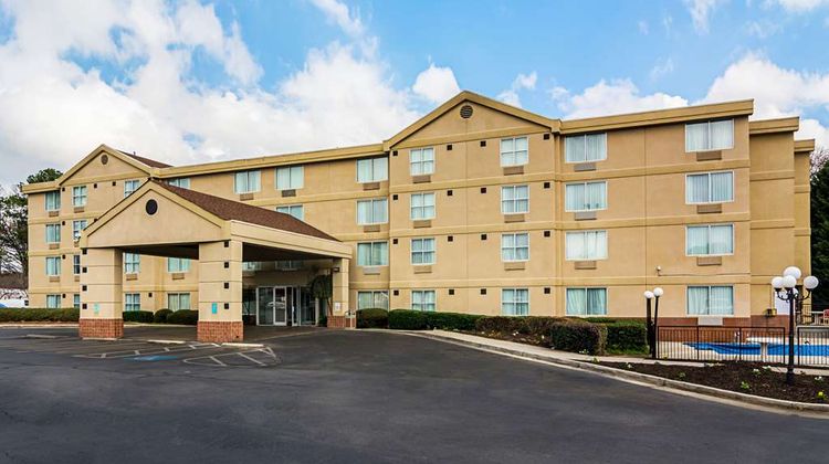 Quality Suites Forest Park Exterior
