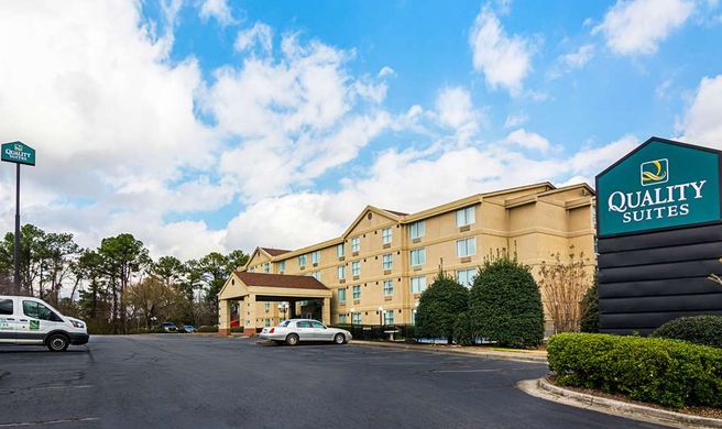 Quality Suites Forest Park Exterior