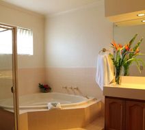 Summerhill Motor Inn Room