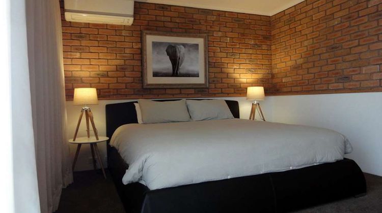 Summerhill Motor Inn Room