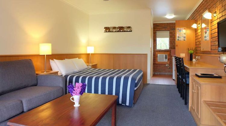 Summerhill Motor Inn Room