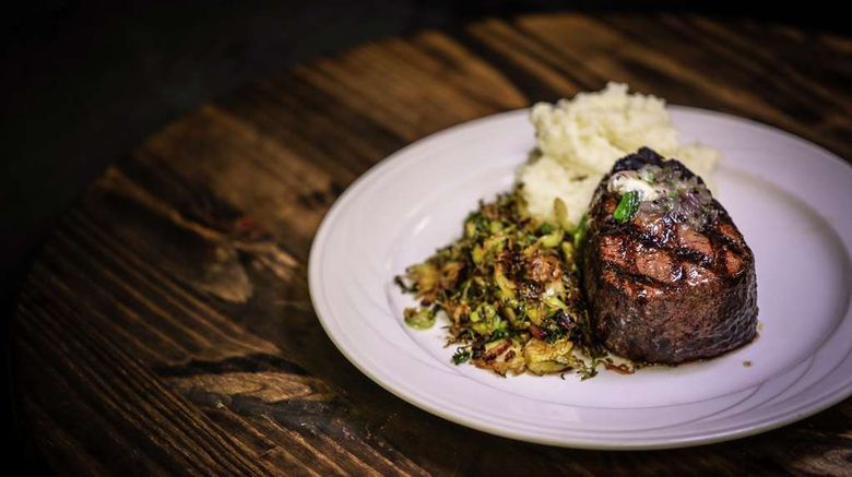 <b>DoubleTree by Hilton Jamestown Restaurant</b>. Images powered by <a href="https://iceportal.shijigroup.com/" title="IcePortal" target="_blank">IcePortal</a>.