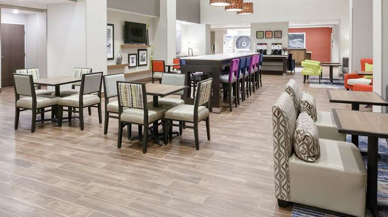 <b>Hampton Inn & Suites Overland Park South Lobby</b>. Images powered by <a href="https://iceportal.shijigroup.com/" title="IcePortal" target="_blank">IcePortal</a>.