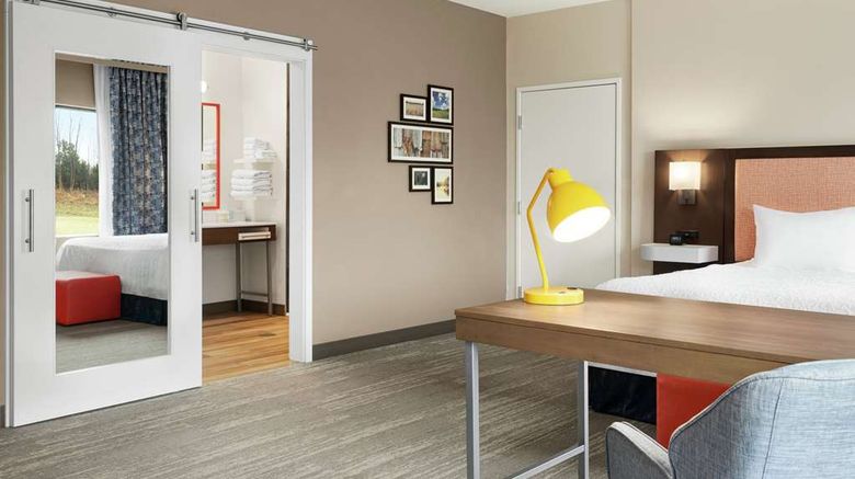 <b>Hampton Inn & Suites Overland Park South Room</b>. Images powered by <a href="https://iceportal.shijigroup.com/" title="IcePortal" target="_blank">IcePortal</a>.