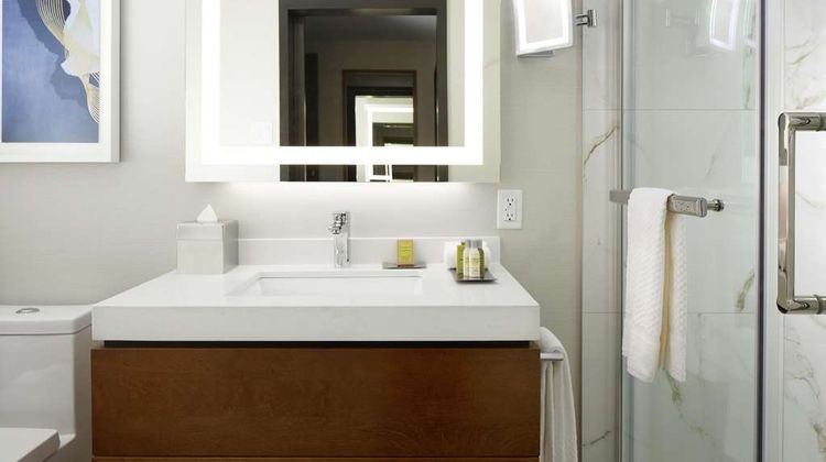 DoubleTree by Hilton Montreal Airport Room
