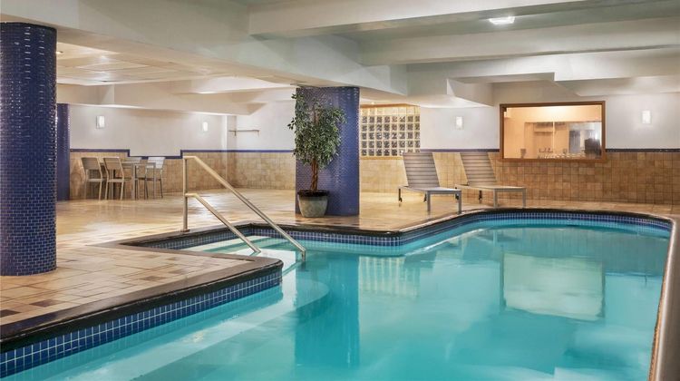 Ramada Plaza Montreal Pool