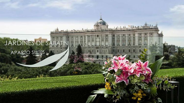Jardines de Sabatini Apartosuites Exterior