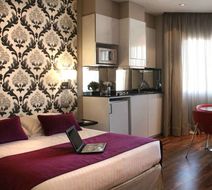 Jardines de Sabatini Apartosuites Room