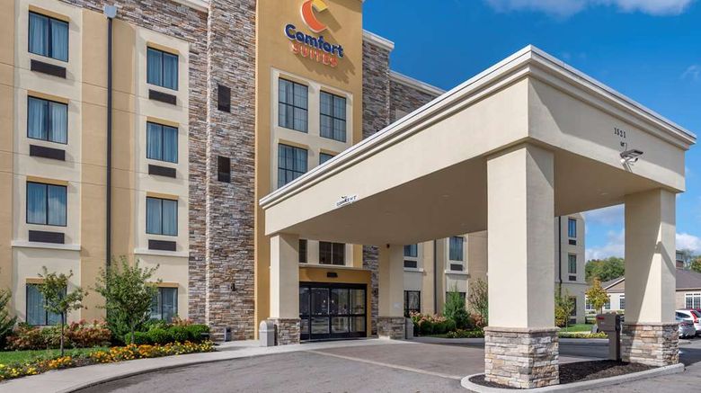 <b>Comfort Suites Columbus Exterior</b>. Images powered by <a href="https://iceportal.shijigroup.com/" title="IcePortal" target="_blank">IcePortal</a>.