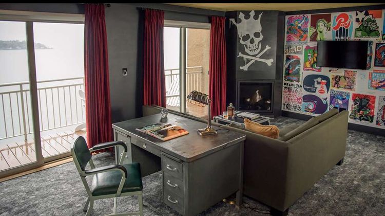 The Edgewater Suite