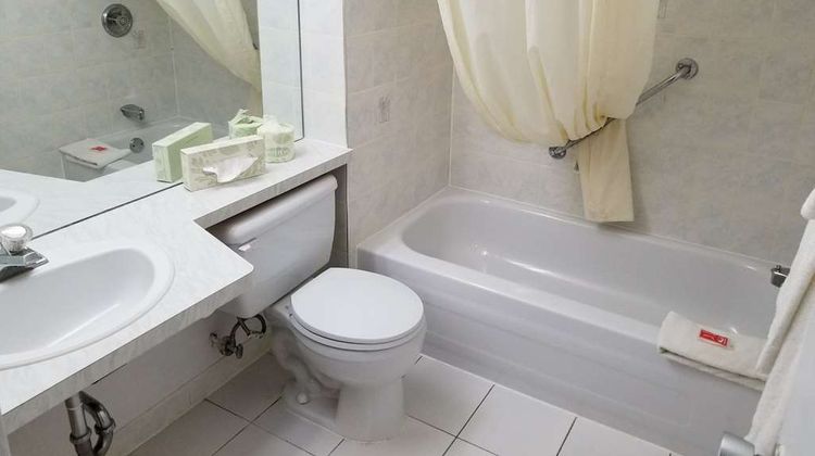 Baymont Inn & Suites Montreal Airport Room