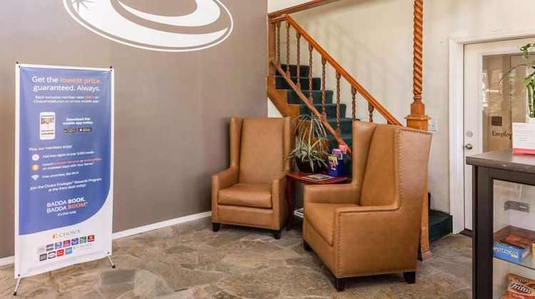 Econo Lodge Inn and Suites Lobby