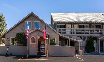 Econo Lodge Inn and Suites