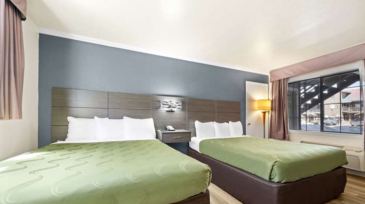 Econo Lodge Inn and Suites Room