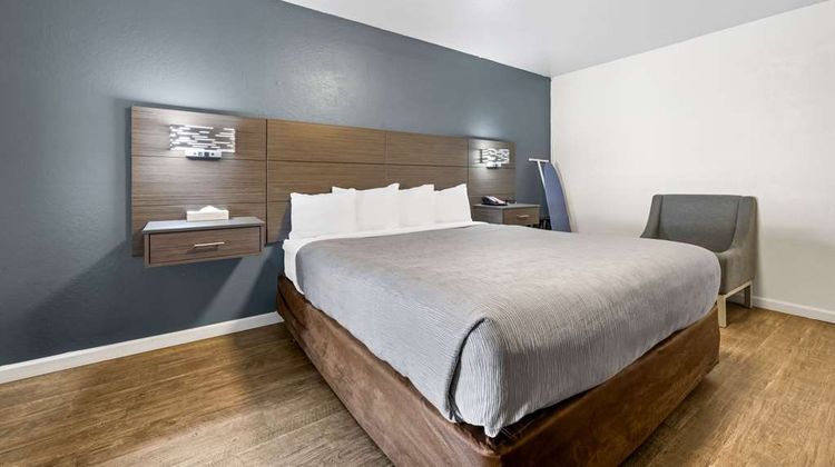 Econo Lodge Inn and Suites Room