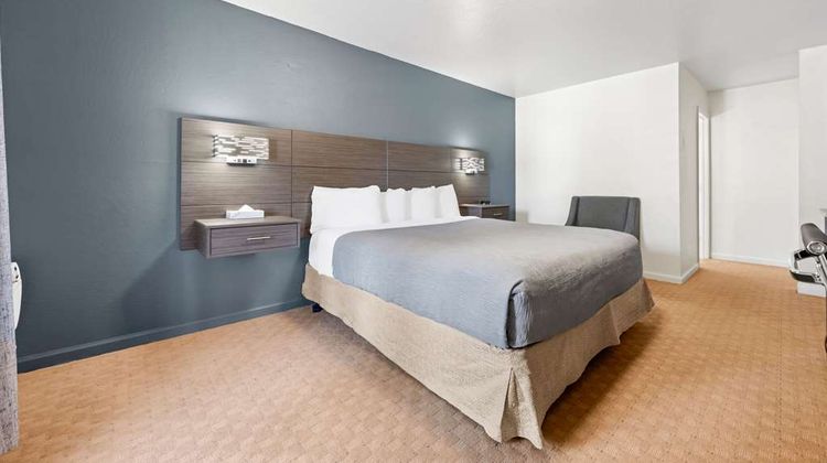 Econo Lodge Inn and Suites Suite