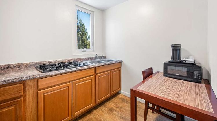 Econo Lodge Inn and Suites Suite