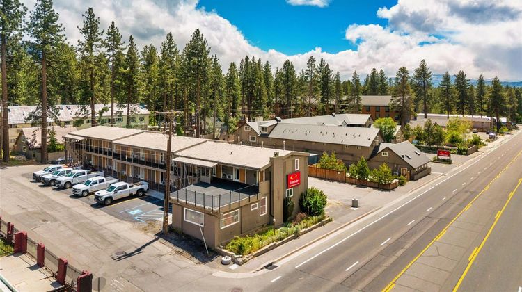 Econo Lodge Inn and Suites Exterior